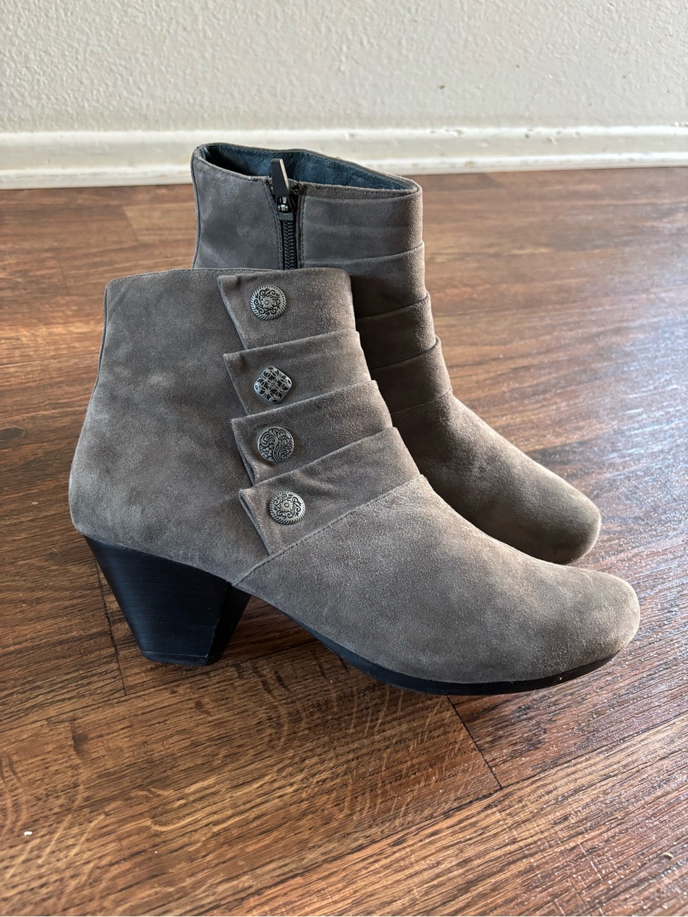 Dansko Grey Suede Pleated Baker
Booties, Size 41